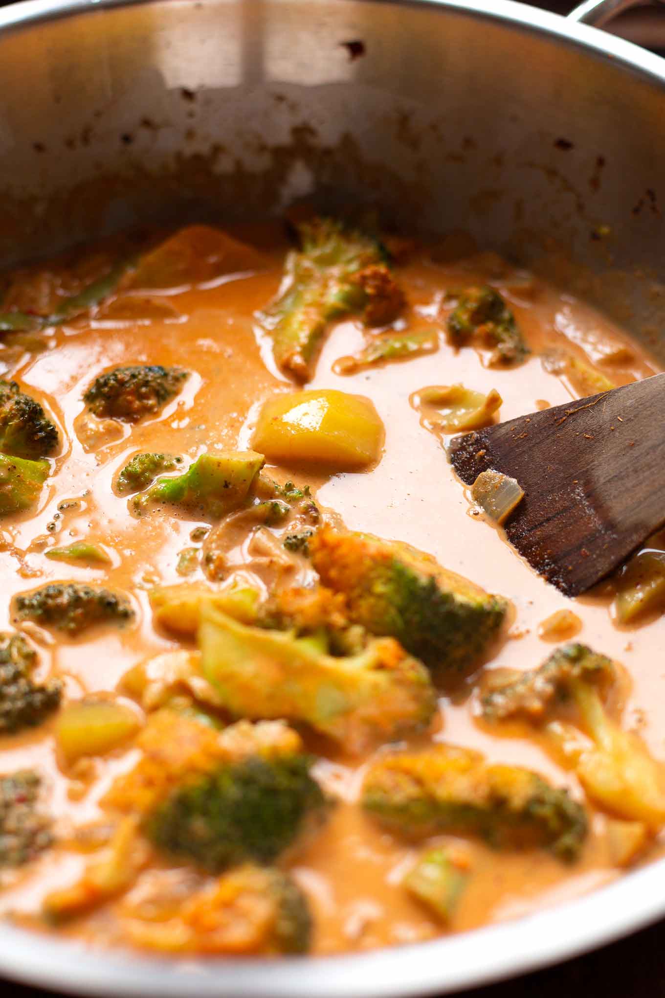 Unser schnelles und einfaches Massaman-Curry steht in 30 Minuten auf dem Tisch, ist Meal Prep-geeignet und super lecker. Das Rezept mit nur wenig Zutaten und vollem thailändischen Geschmack, gibt es nur jetzt ganz neu im Kochkarussell! Dein Foodblog für schnelle und einfache Feierabend Rezepte.