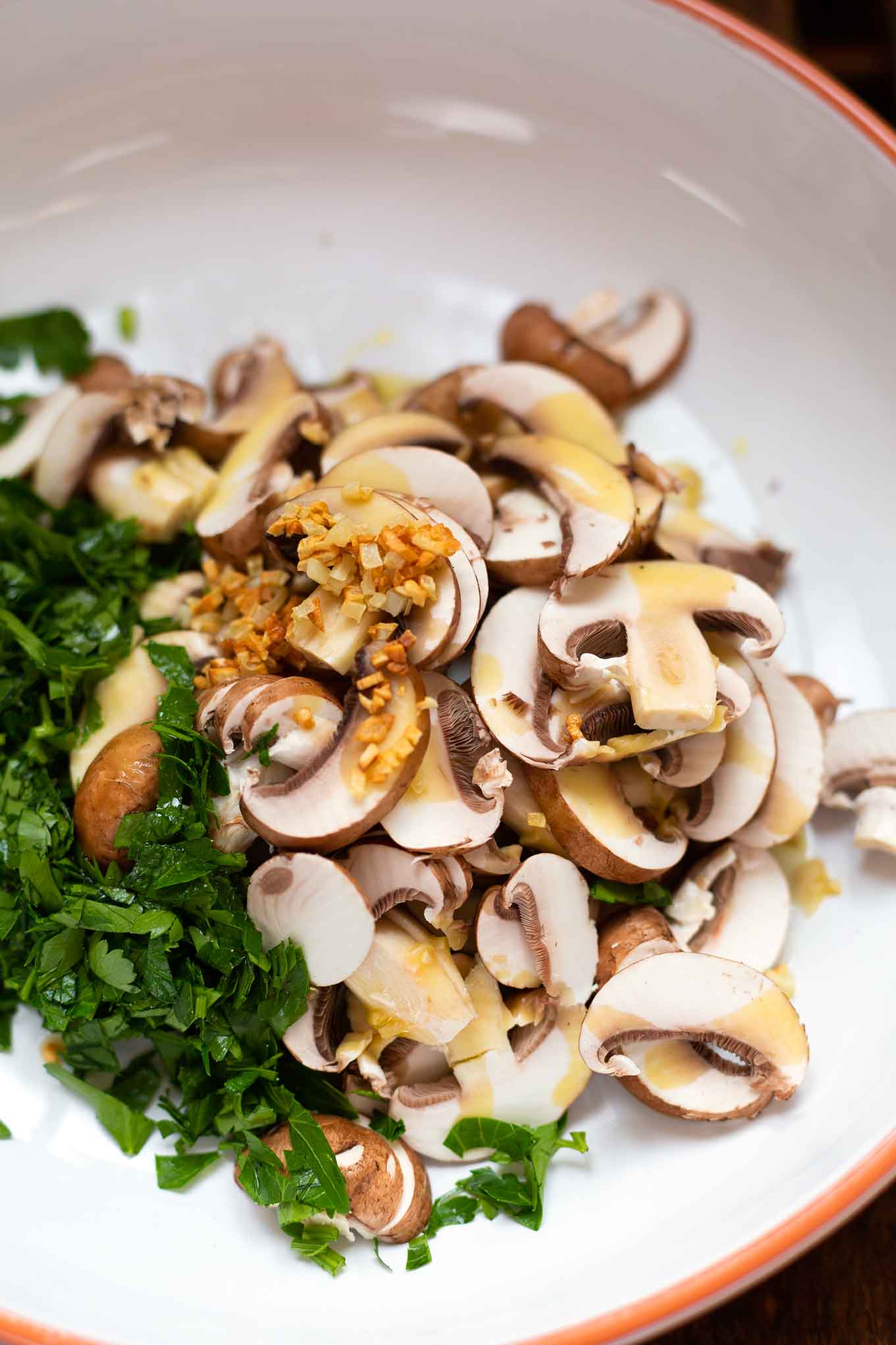 Spaghetti mit Zitronen und Champignons. Dieses schnelle Feierabend Rezept steht in nur 15 Minuten auf dem Tisch. Echtes Comfort Food, das einfach super lecker. Egal ob als Mittagessen oder Abendessen. Dieses Gericht schmeckt der ganzen Familie. Hier geht es zum neuen Lieblingsrezept! Kochkarussell - dein Foodblog für schnelle und einfache Feierabendküche.