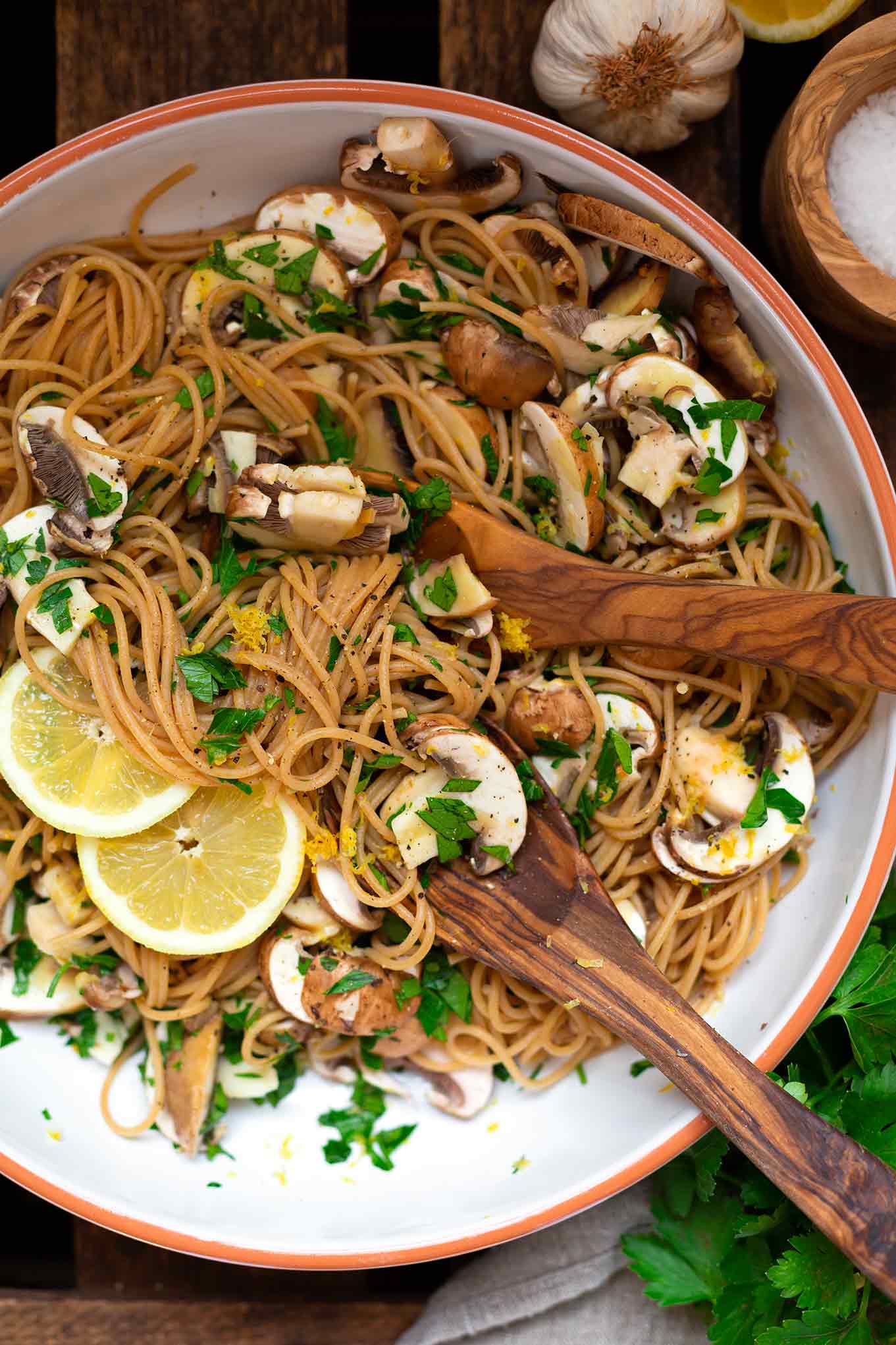 Spaghetti mit Zitronen und Champignons. Dieses schnelle Feierabend Rezept steht in nur 15 Minuten auf dem Tisch. Echtes Comfort Food, das einfach super lecker. Egal ob als Mittagessen oder Abendessen. Dieses Gericht schmeckt der ganzen Familie. Hier geht es zum neuen Lieblingsrezept! Kochkarussell - dein Foodblog für schnelle und einfache Feierabendküche.