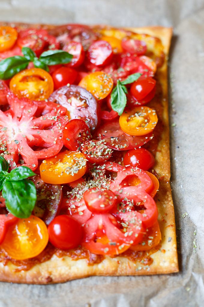 11 schnelle und einfache Grillbeilagen. Diese bunte Tarte mit Tomaten ist perfekt für BBQ, Grillfeier und Picknick, das müsst ihr probieren!