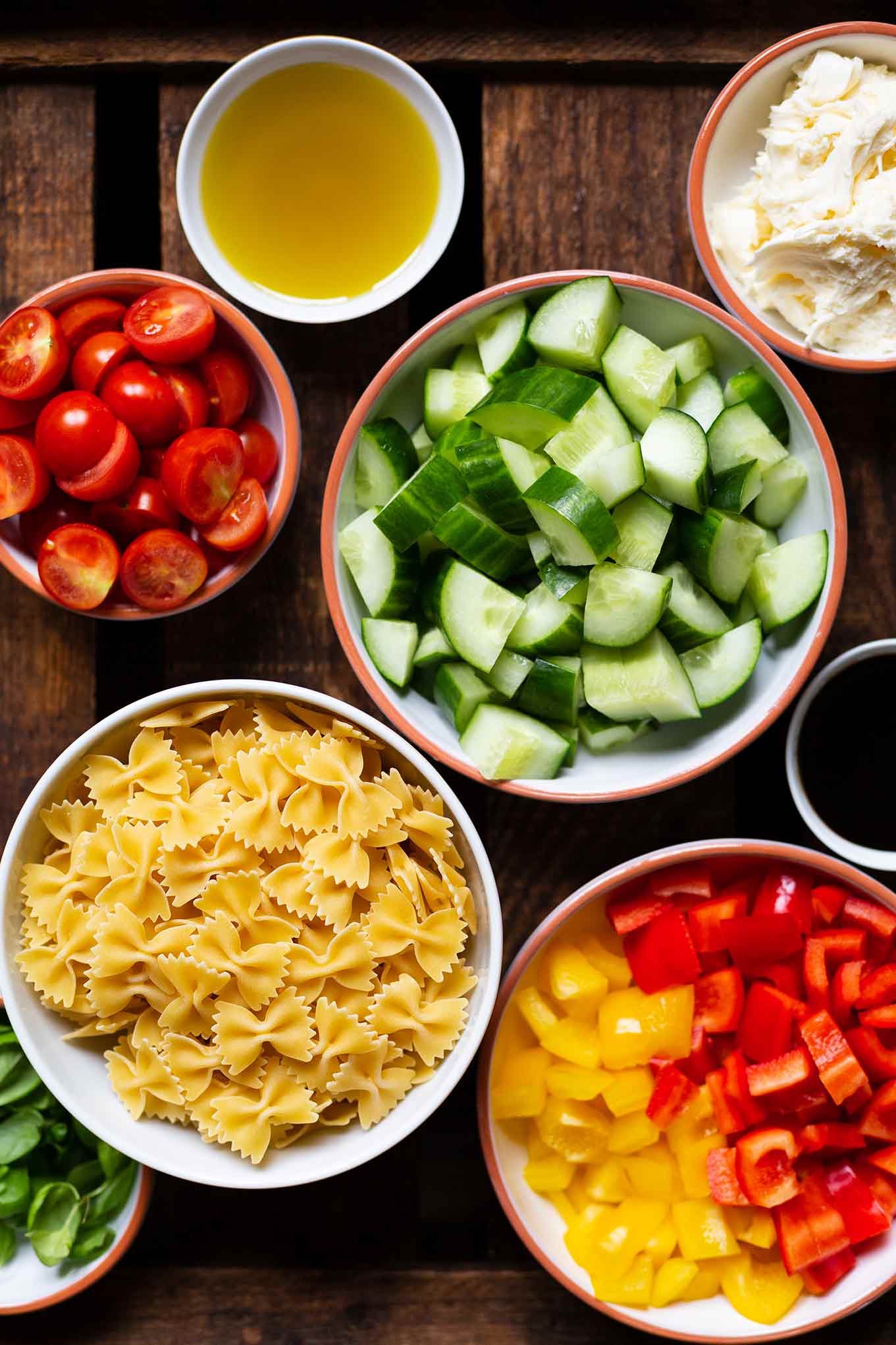 Bunter Nudelsalat mit Balsamico-Dressing. Unser liebstes Nudelsalat Rezept ist Meal Prep-geeignet, die perfekte Grillbeilage oder für ein Picknick. Dazu ist er in 30 Minuten vorbereitet, schnell, einfach und super lecker. Kochkarussell - dein Foodblog für schnelle und einfache Feierabend Rezepte.