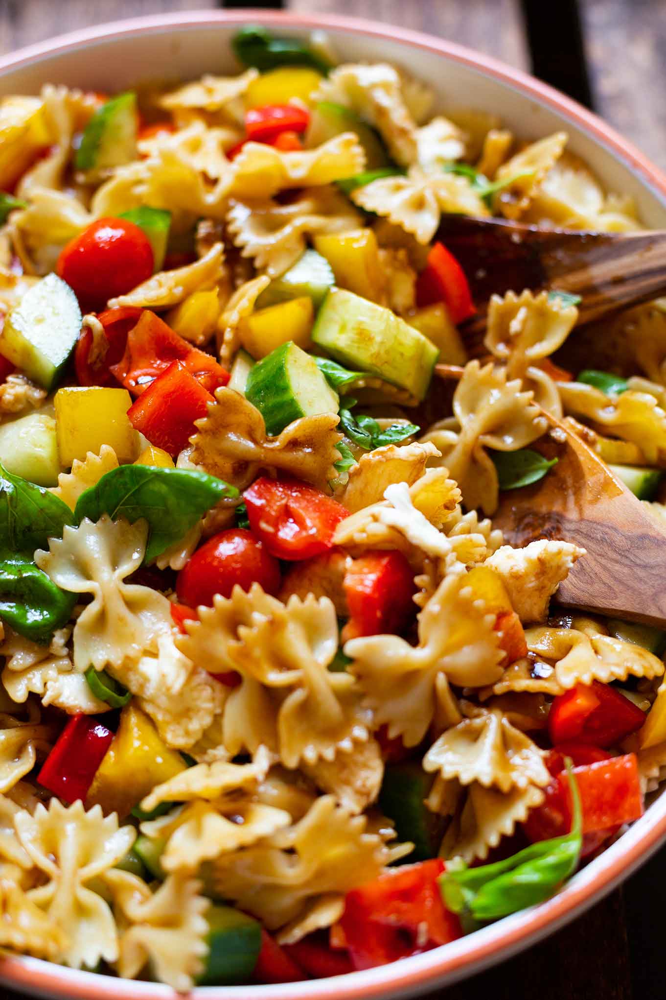 Bunter Nudelsalat mit Balsamico-Dressing. Unser liebstes Nudelsalat Rezept ist Meal Prep-geeignet, die perfekte Grillbeilage oder für ein Picknick. Dazu ist er in 30 Minuten vorbereitet, schnell, einfach und super lecker. Kochkarussell - dein Foodblog für schnelle und einfache Feierabend Rezepte.