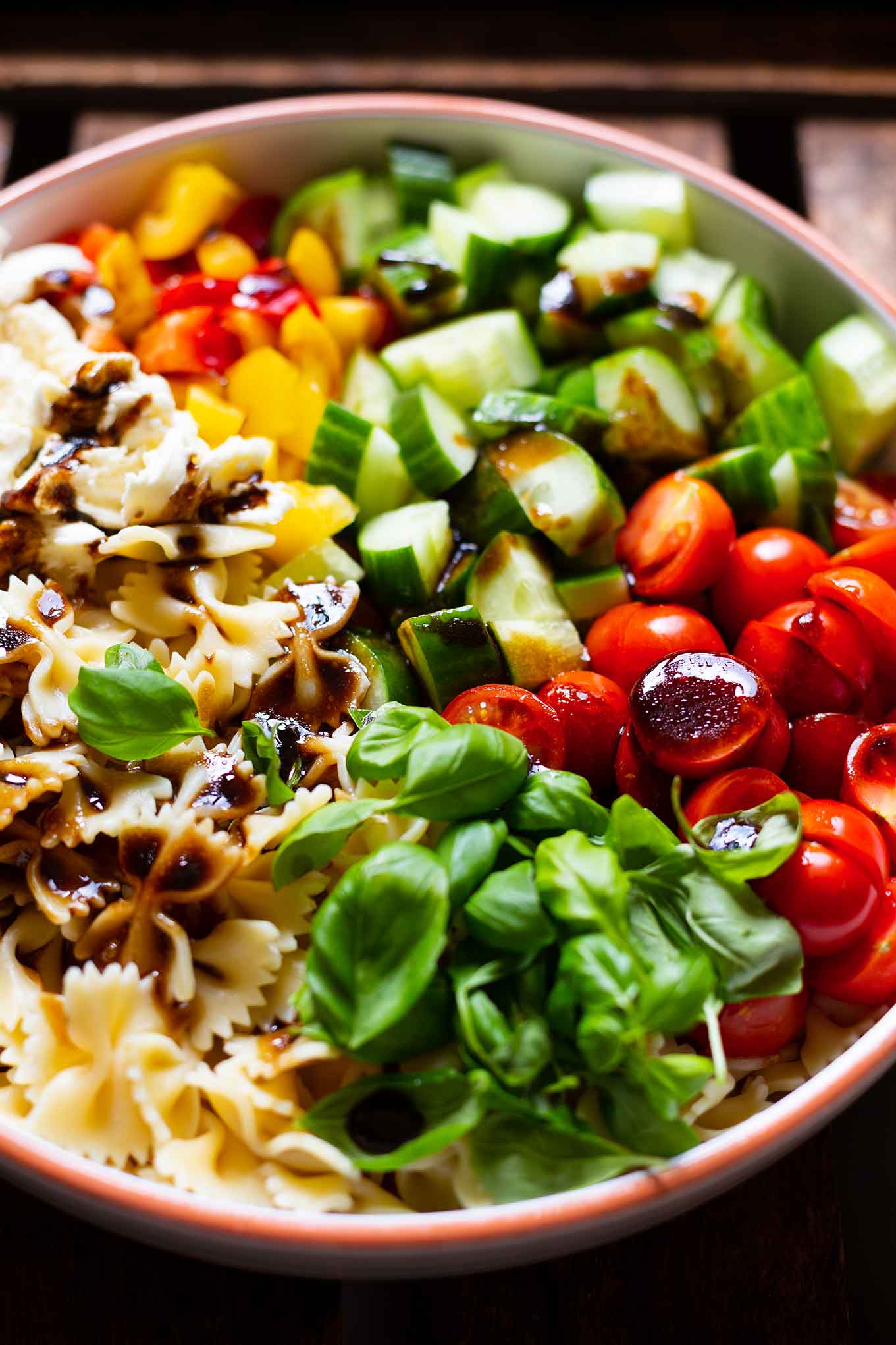 Bunter Nudelsalat mit Balsamico-Dressing. Unser liebstes Nudelsalat Rezept ist Meal Prep-geeignet, die perfekte Grillbeilage oder für ein Picknick. Dazu ist er in 30 Minuten vorbereitet, schnell, einfach und super lecker. Kochkarussell - dein Foodblog für schnelle und einfache Feierabend Rezepte.