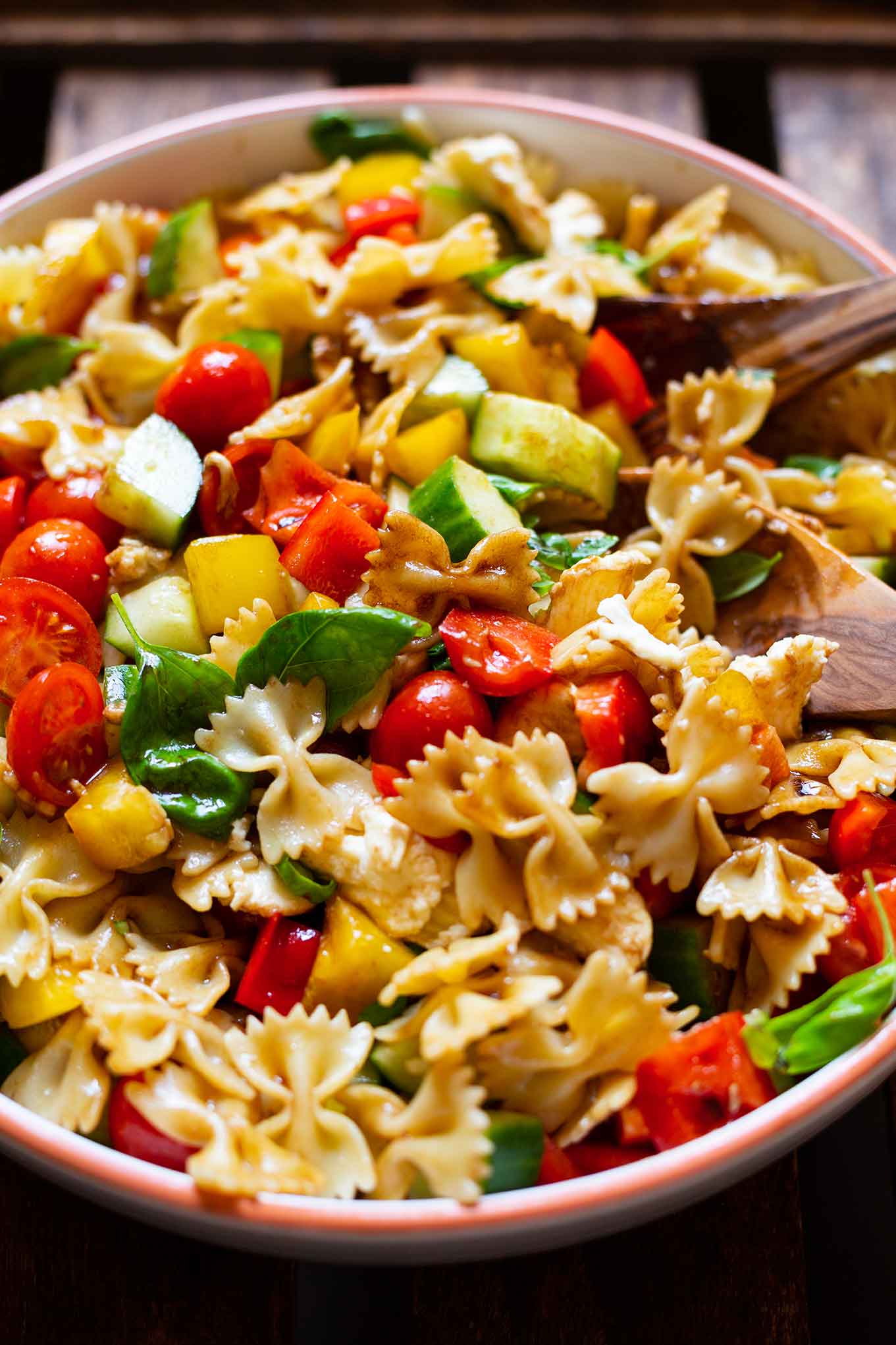 Bunter Nudelsalat mit Balsamico-Dressing. Unser liebstes Nudelsalat Rezept ist Meal Prep-geeignet, die perfekte Grillbeilage oder für ein Picknick. Dazu ist er in 30 Minuten vorbereitet, schnell, einfach und super lecker. Kochkarussell - dein Foodblog für schnelle und einfache Feierabend Rezepte.