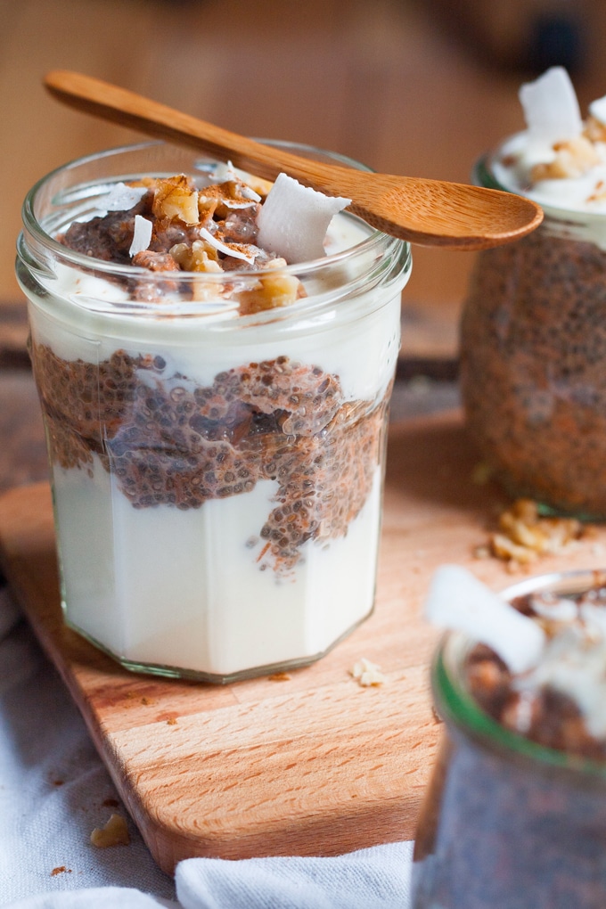 Carrot Cake Chia Pudding im Glas mit Zimt und Walnüssen