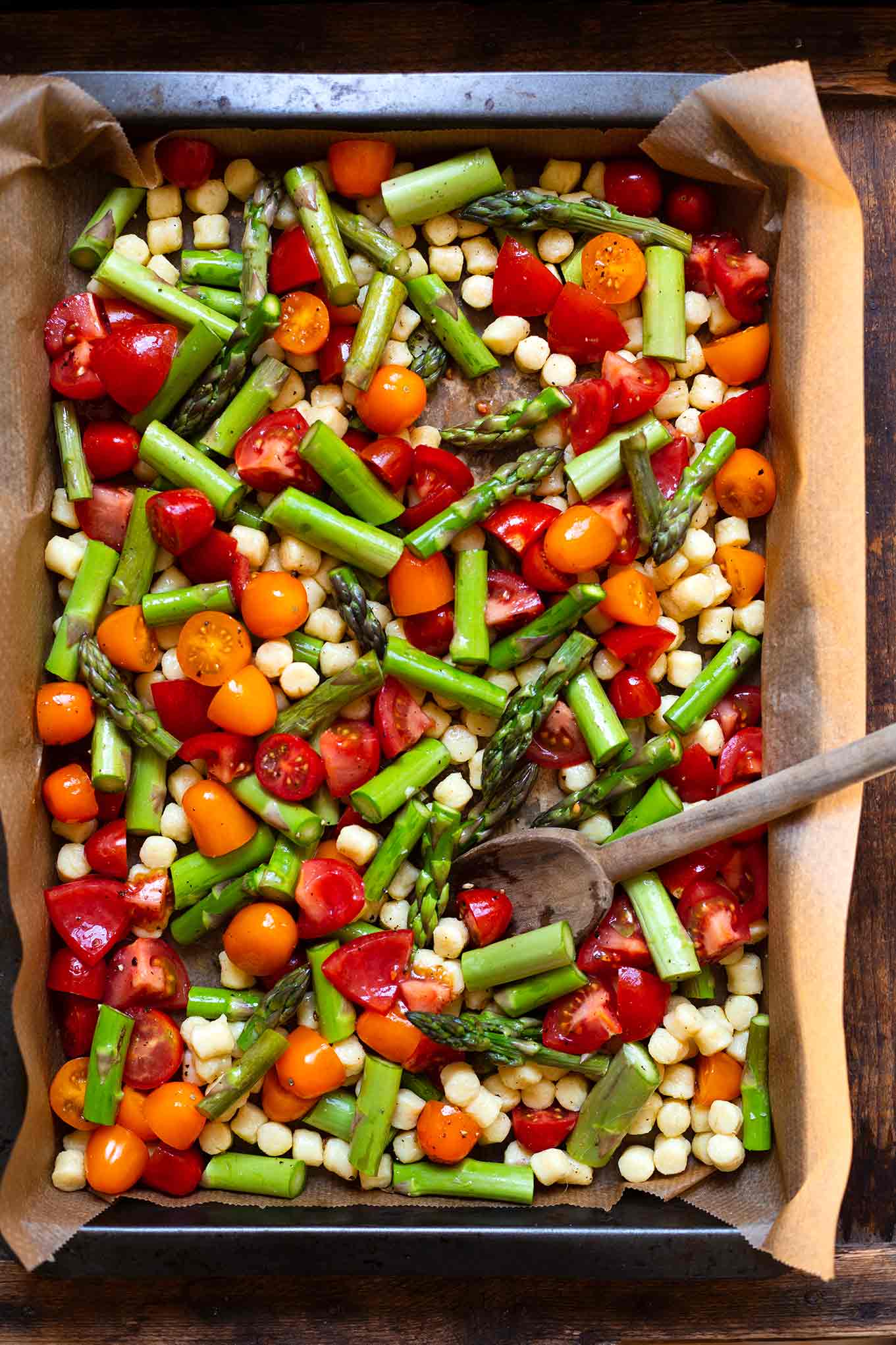 Diese Ein Blech-Gnocchi mit grünem Spargel, Tomaten und Pesto sind in nur 10 Minuten vorbereitet. Ein schnelles, leichtes und leckeres Frühlingsrezept. Kochkarussell -dein Foodblog für schnelle und einfache Feierabendküche.