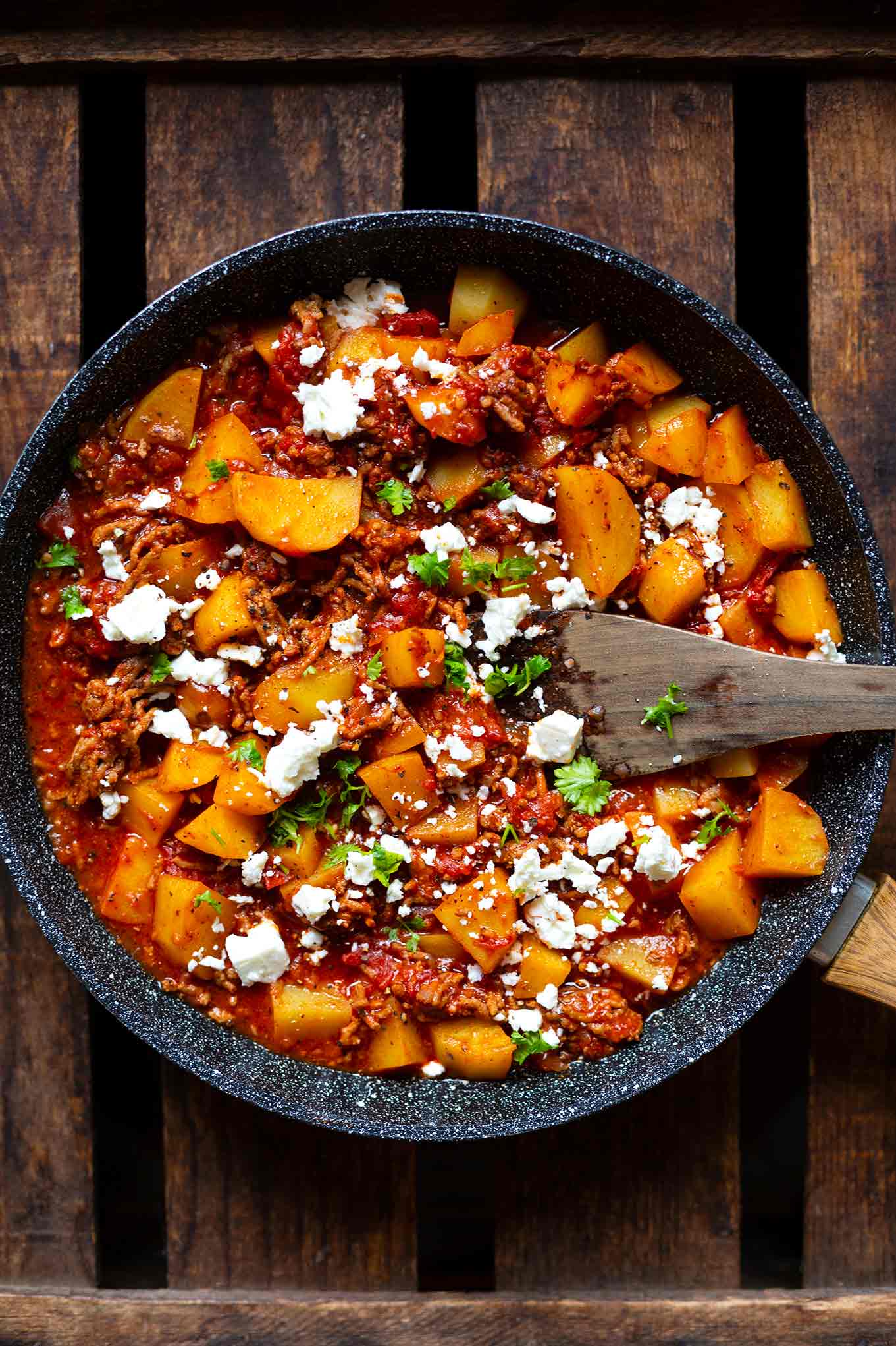 Kartoffel-Hackfleisch-Pfanne mit Feta. Dieses neue Feierabend Rezept ist schnell gemacht, würzig, deftig und soooo lecker. Ein echtes One Pot Familienessen, von dem alle satt werden. Comfort Food für regnerische Frühlingstage. Kochkarussell - dein Foodblog für schnelle und einfache Feierabendküche.