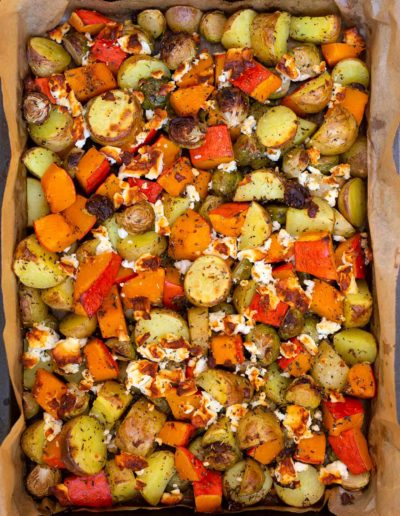 Ofenkartoffeln-mit-Kuerbis-Rosenkohl-und-Feta-1-1