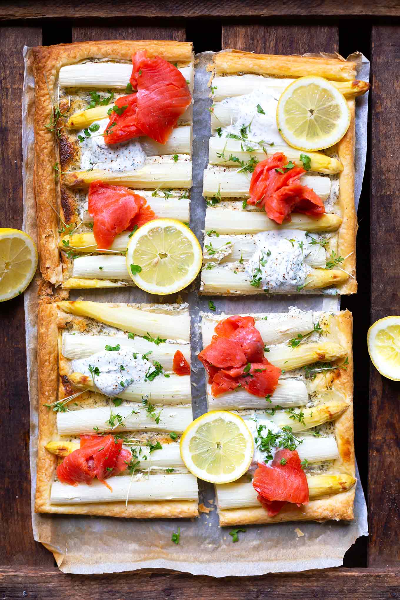 Spargel-Tarte mit Lachs und Blätterteig auf Backpapier