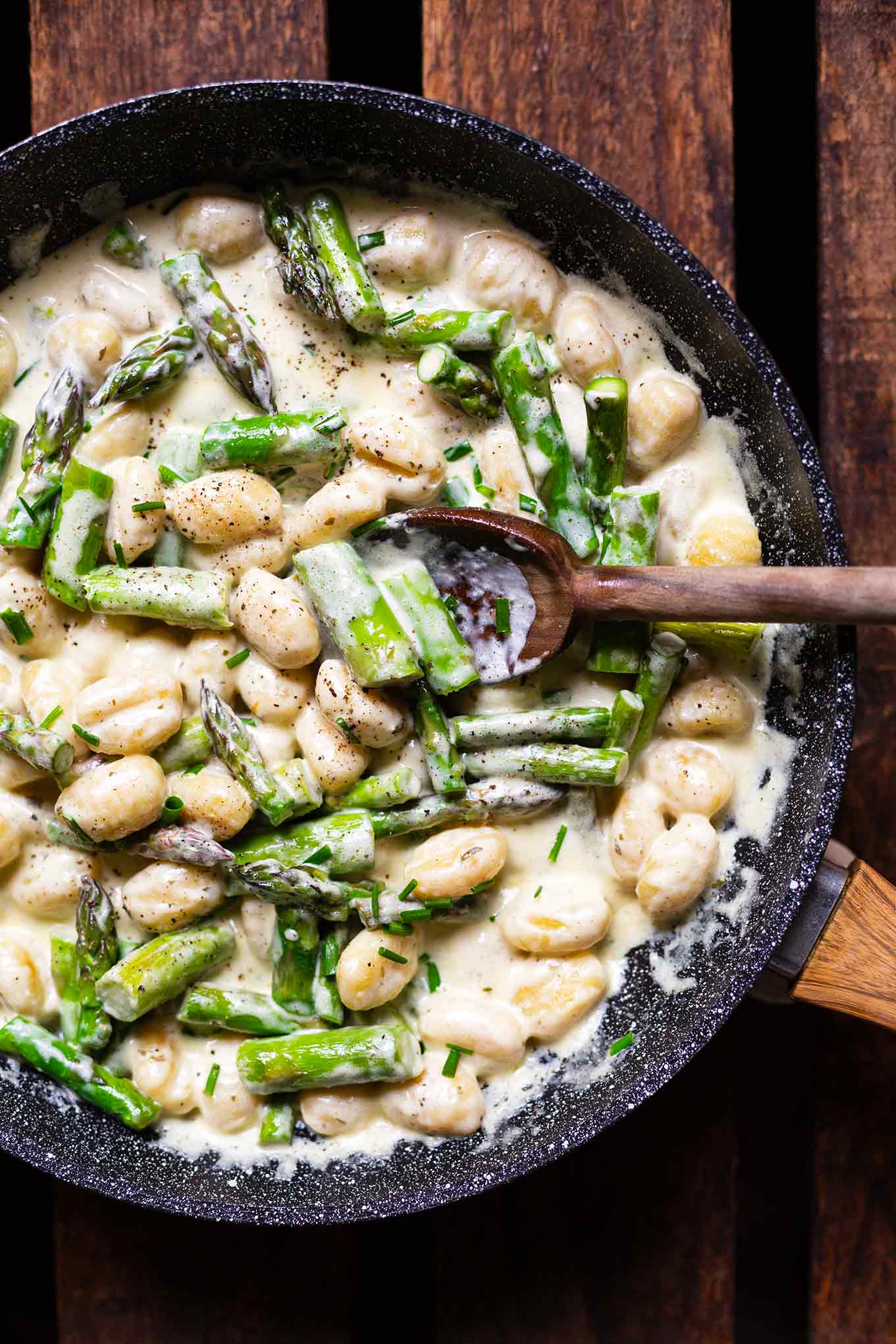 Vegetarische Gnocchi-Pfanne mit grünem Spargel. Dieses Spargelrezept ist super einfach & in 20 Min auf dem Tisch. Das perfekte 5-Zutaten Feierabendrezept! Cremig, würzig und super lecker. Kochkarussell - dein Foodblog für schnelle und einfacher Feierabend Rezepte.