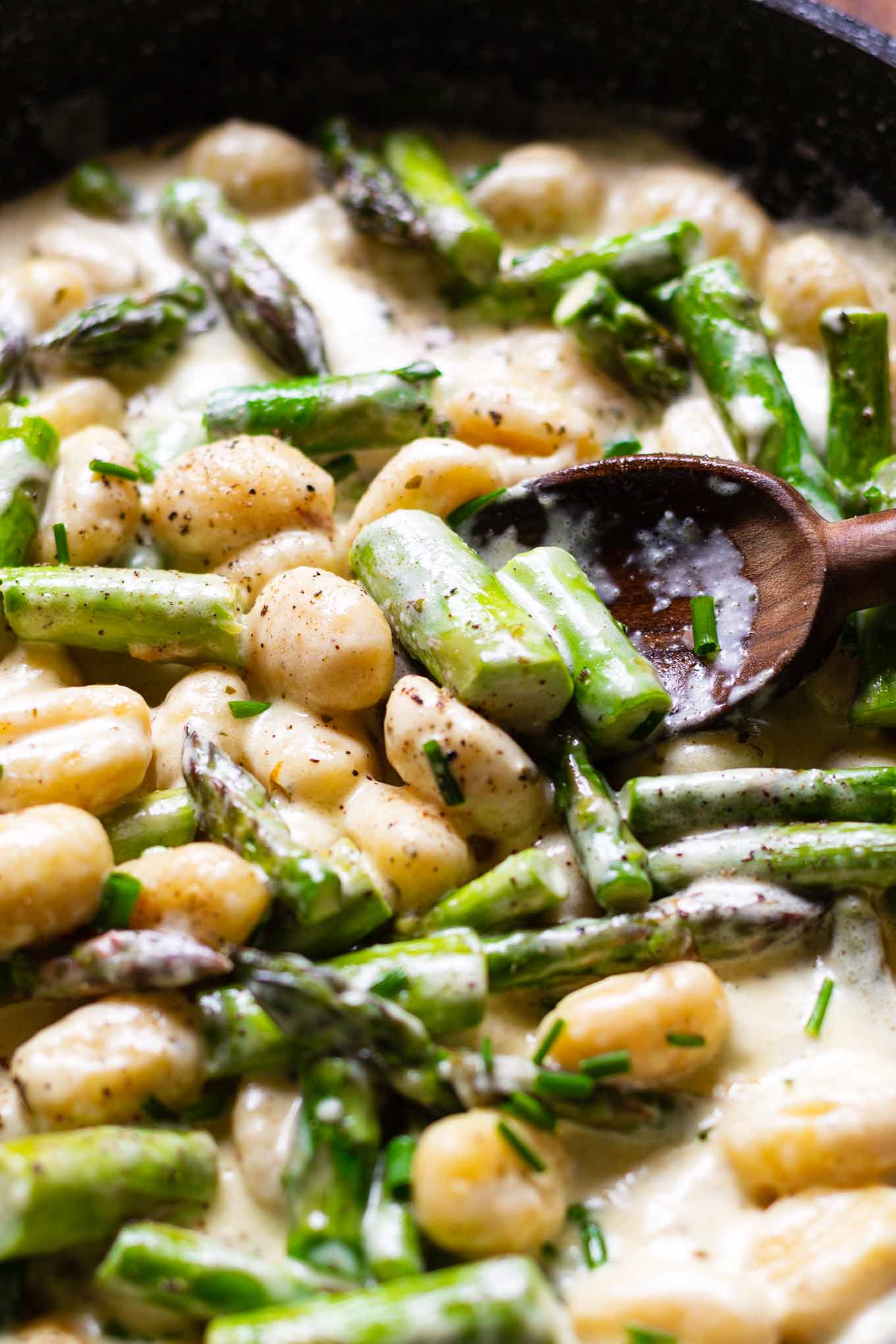 Vegetarische Gnocchi-Pfanne mit grünem Spargel. Dieses Spargelrezept ist super einfach & in 20 Min auf dem Tisch. Das perfekte 5-Zutaten Feierabendrezept! Cremig, würzig und super lecker. Kochkarussell - dein Foodblog für schnelle und einfacher Feierabend Rezepte.