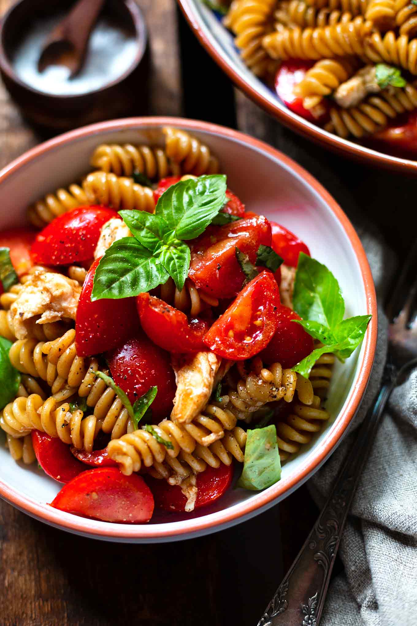 Einfacher Tomaten-Mozzarella-Nudelsalat. Dieser Nudelsalat ist in nur 20 Minuten vorbereitet, cremig lecker und perfekt zum Grillen oder für nächste Picknick. Der Nudelsalat ist leicht, super lecker und Meal Prep geeignet. Kochkarussell - dein Foodblog für schnelle und einfache Feierabendküche.