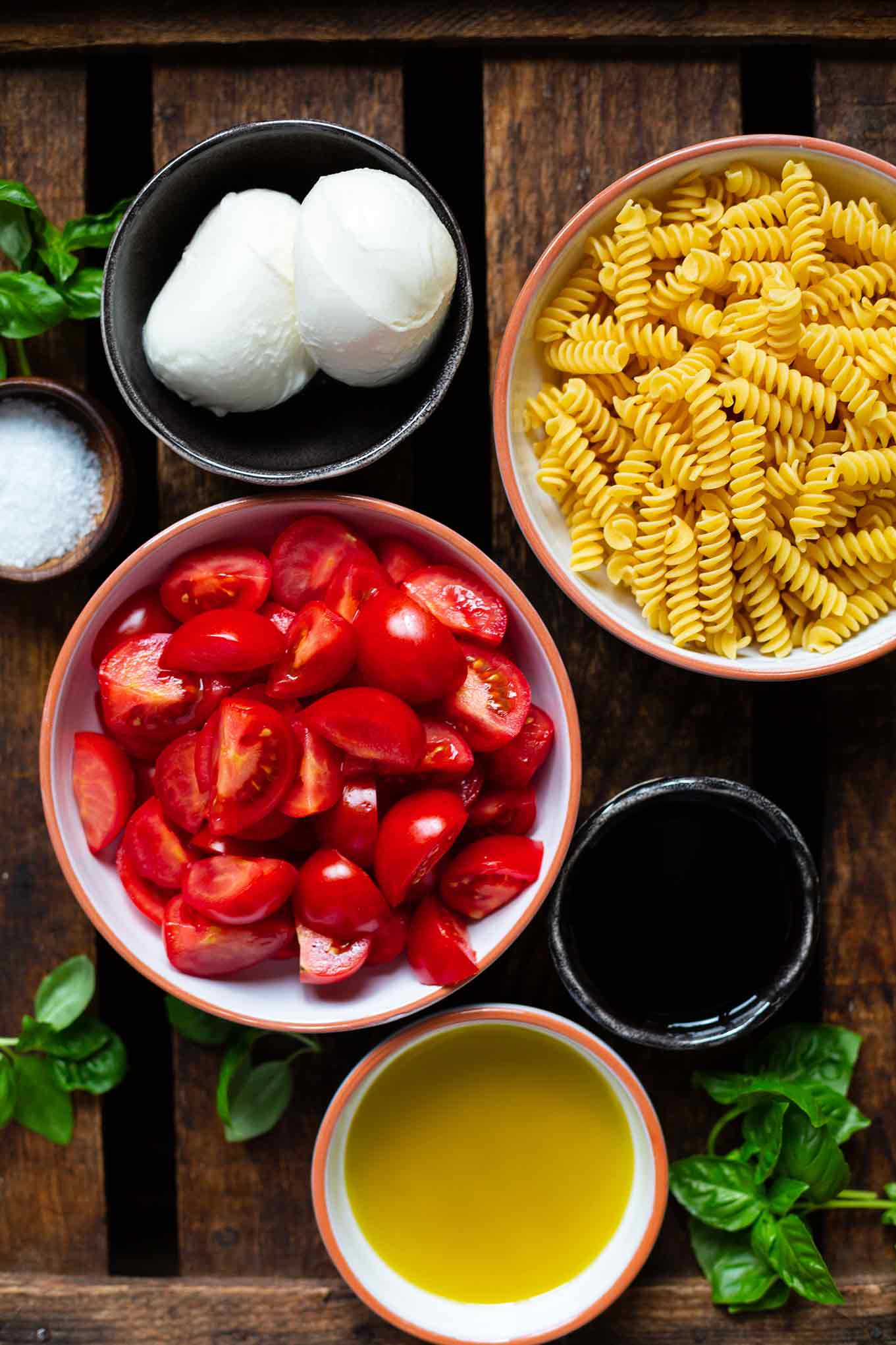 Einfacher Tomaten-Mozzarella-Nudelsalat. Dieser Nudelsalat ist in nur 20 Minuten vorbereitet, cremig lecker und perfekt zum Grillen oder für nächste Picknick. Der Nudelsalat ist leicht, super lecker und Meal Prep geeignet. Kochkarussell - dein Foodblog für schnelle und einfache Feierabendküche.