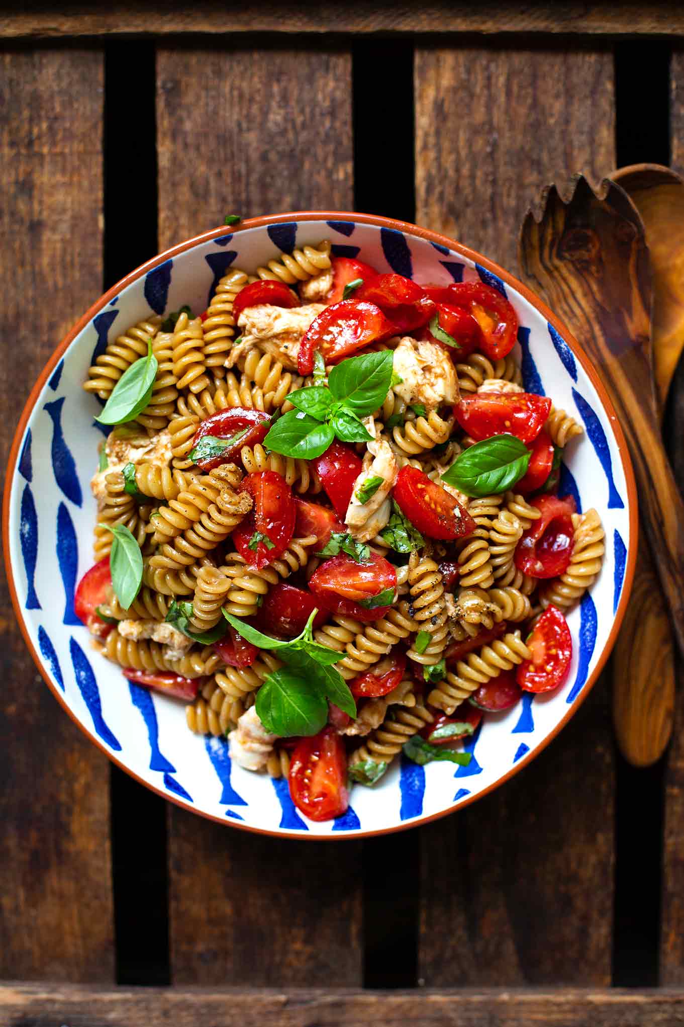 Einfacher Tomaten-Mozzarella-Nudelsalat. Dieser Nudelsalat ist in nur 20 Minuten vorbereitet, cremig lecker und perfekt zum Grillen oder für nächste Picknick. Der Nudelsalat ist leicht, super lecker und Meal Prep geeignet. Kochkarussell - dein Foodblog für schnelle und einfache Feierabendküche.