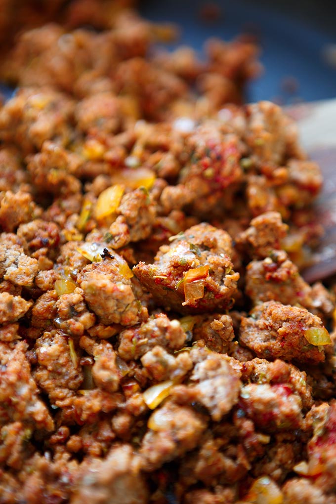 Kartoffel-Hackfleisch-Pfanne mit Feta. Dieses neue Feierabend Rezept ist schnell gemacht, würzig, deftig und soooo lecker. Ein echtes One Pot Familienessen, von dem alle satt werden. Comfort Food für regnerische Frühlingstage. Kochkarussell - dein Foodblog für schnelle und einfache Feierabendküche.