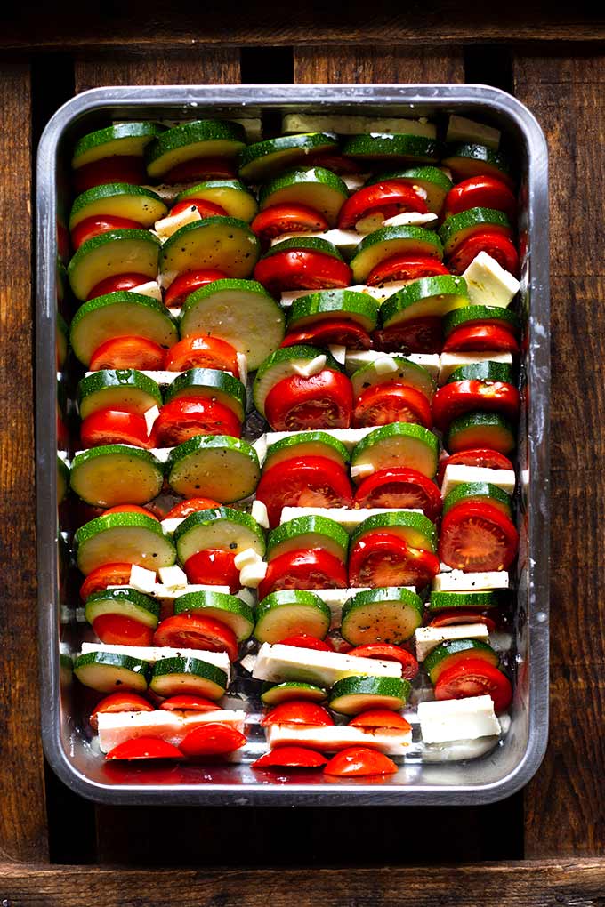 Einfacher Tomaten-Zucchini-Auflauf mit Feta: Dieses vegetarische 5 Zutaten-Rezept ist super schnell vorbereitet und SO gut! Kochkarussell Foodblog