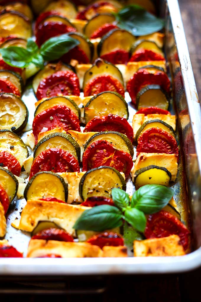 Einfacher Tomaten-Zucchini-Auflauf mit Feta: Dieses vegetarische 5 Zutaten-Rezept ist super schnell vorbereitet und SO gut! Kochkarussell Foodblog