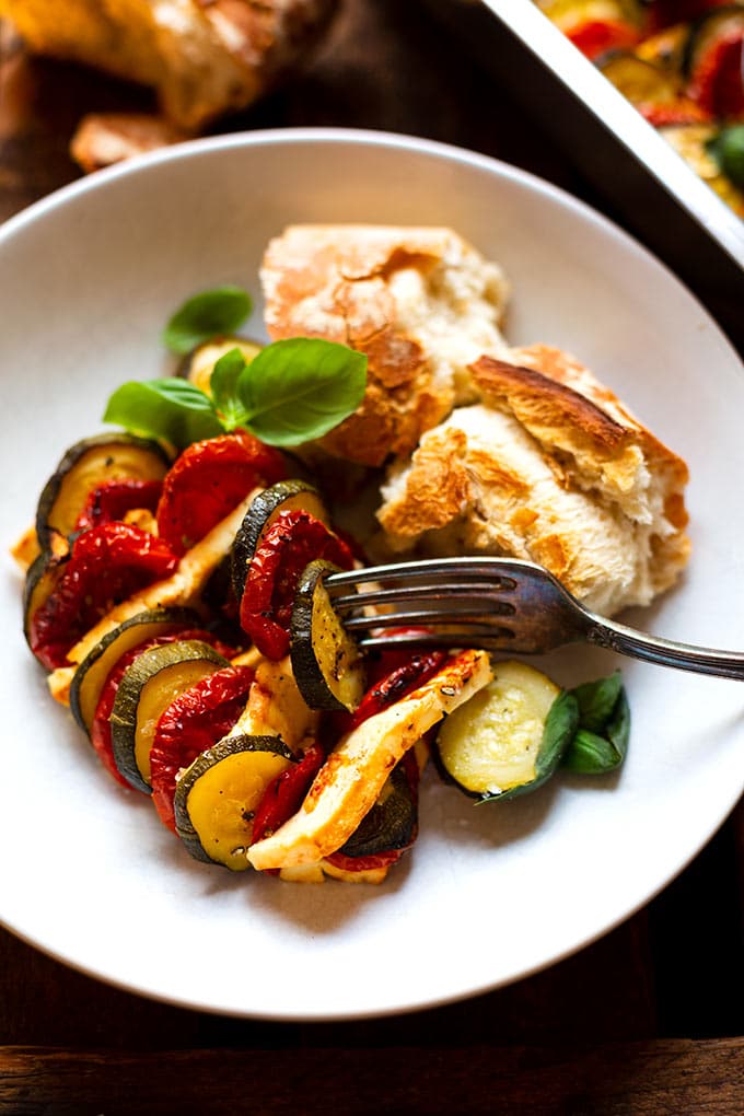 Einfacher Tomaten-Zucchini-Auflauf mit Feta: Dieses vegetarische 5 Zutaten-Rezept ist super schnell vorbereitet und SO gut! Kochkarussell Foodblog