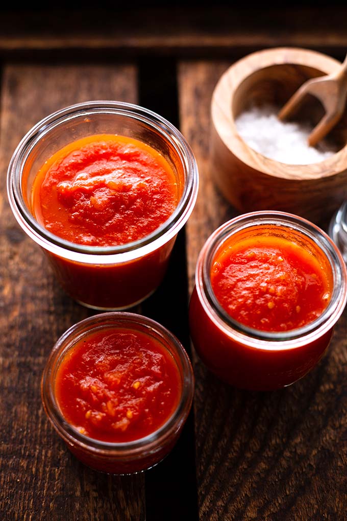 Ketchup selber machen aus nur 5 Zutaten. Gesund, lecker & schnell zubereitet. Perfekt für die Familienküche & als Geschenk aus der Küche. Kochkarussell - dein Foodblog für schnelle und einfache Feierabendrezepte.