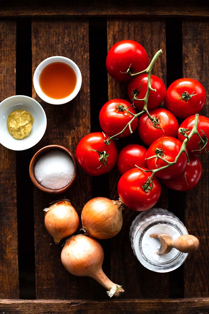 Ketchup selber machen aus nur 5 Zutaten. Gesund, lecker & schnell zubereitet. Perfekt für die Familienküche & als Geschenk aus der Küche. Kochkarussell - dein Foodblog für schnelle und einfache Feierabendrezepte.