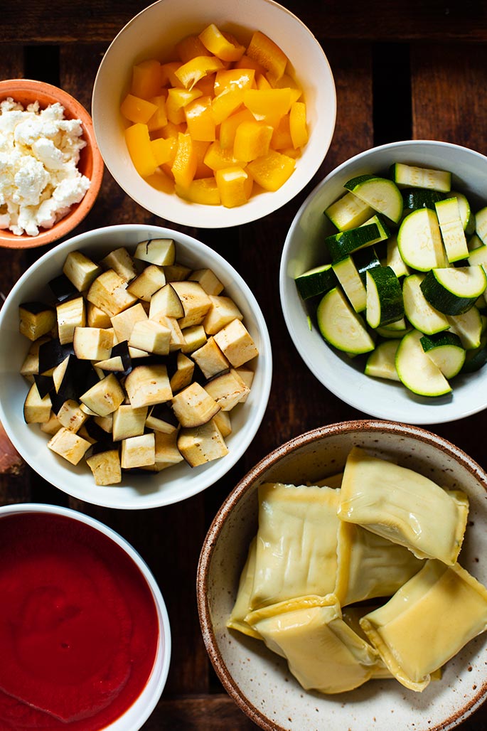 Ratatouille-Maultaschen-Auflauf mit Feta (vegetarisch & einfach) - perfektes Auflaufrezept für den Sommer. Ihr braucht nur eine Form und den Rest erledigt der Ofen. Kochkarussell - dein Foodblog für schnelle und einfache Feierabendküche.