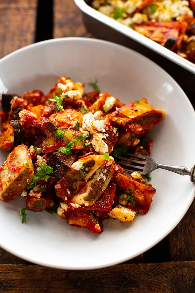 Ratatouille-Maultaschen-Auflauf mit Feta (vegetarisch & einfach) - perfektes Auflaufrezept für den Sommer. Ihr braucht nur eine Form und den Rest erledigt der Ofen. Kochkarussell - dein Foodblog für schnelle und einfache Feierabendküche.