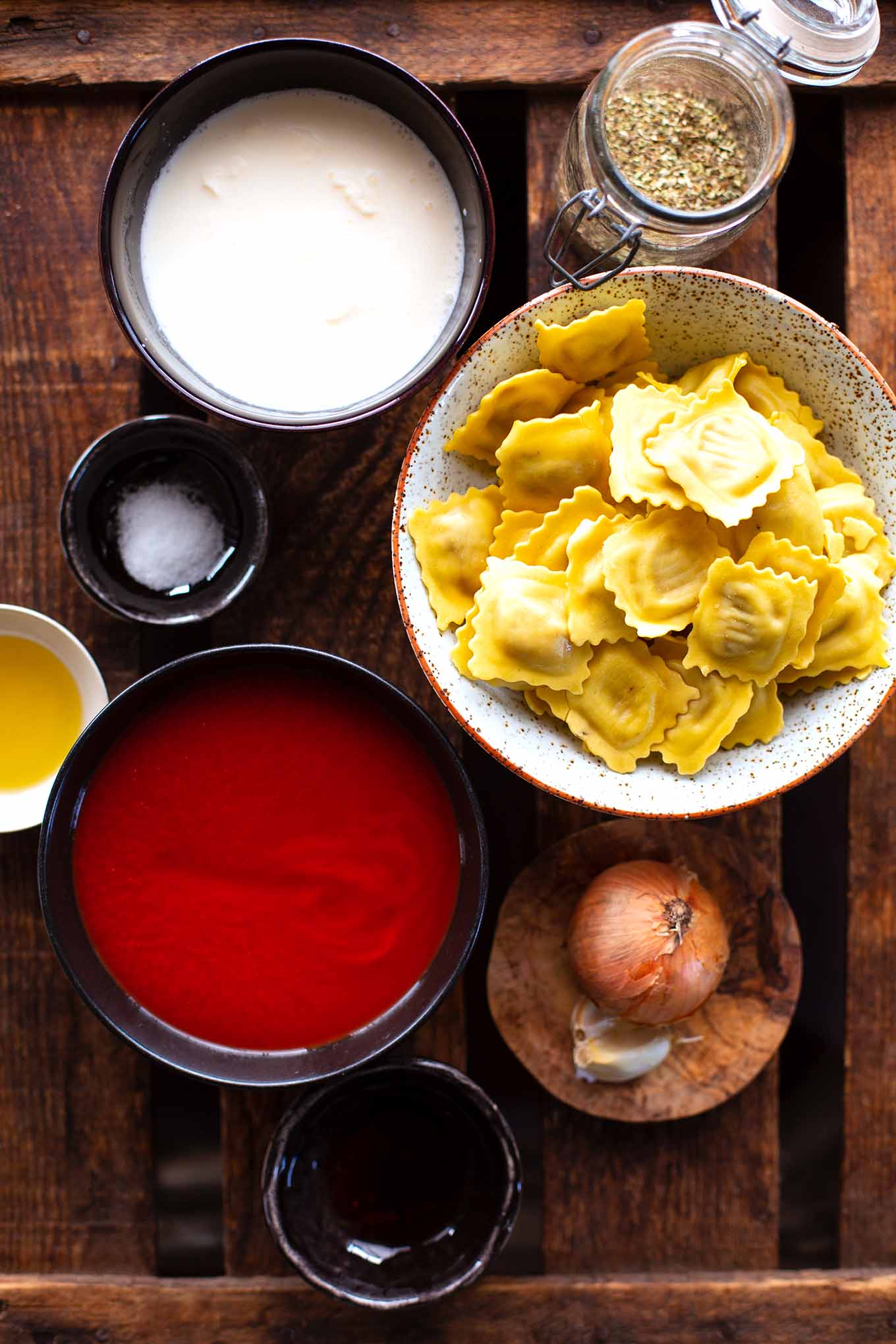 Einfache Ravioli mit Tomatensauce. Bock auf einfache Ravioli mit Tomatensauce ganz ohne Dose? Dann ist dieses schnelle & leckere Rezept genau das Richtige! Hier geht's zum Klassiker! Kochkarussell - dein Foodblog für schnelle und einfache Feierabendküche.
