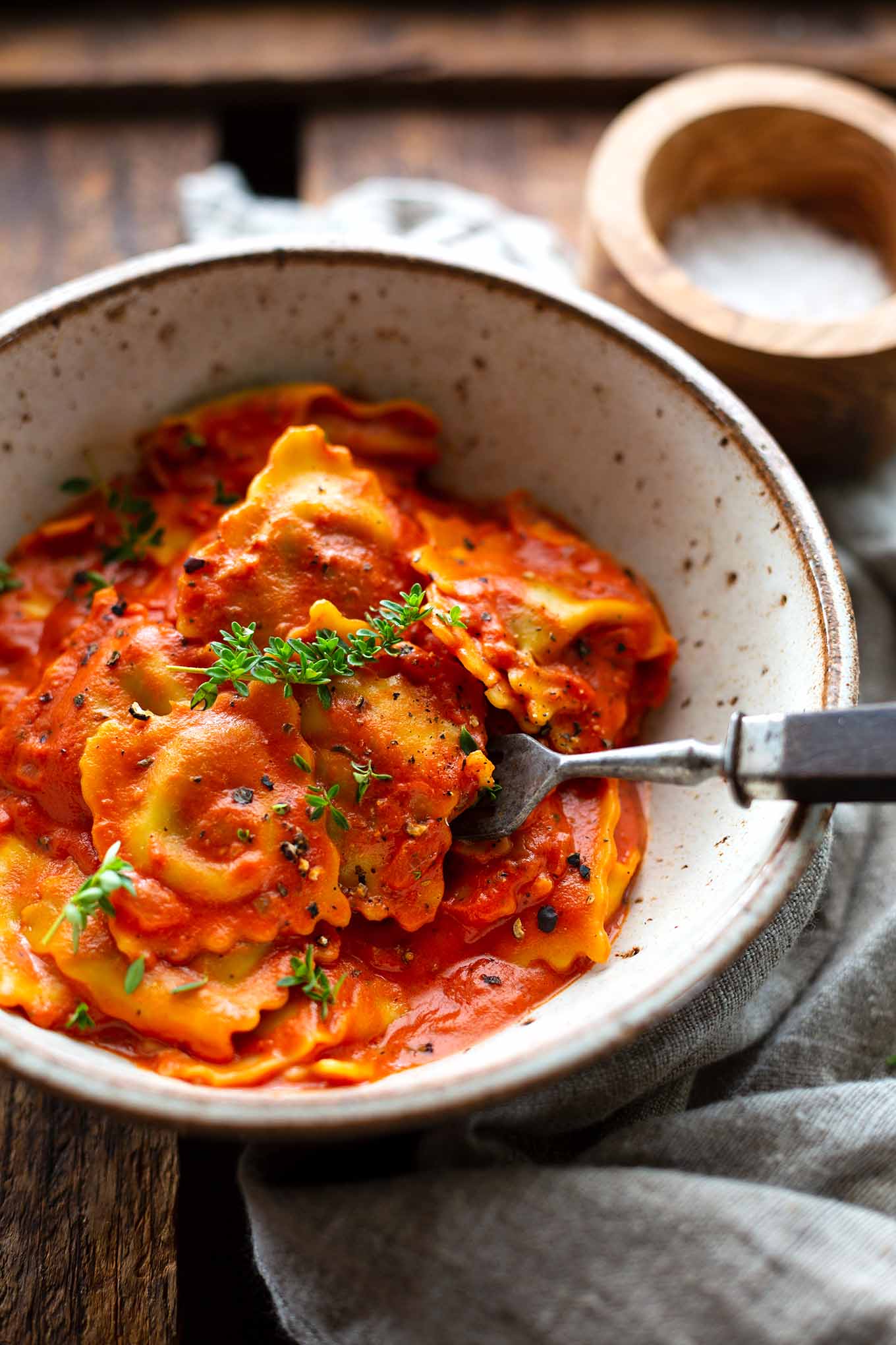 Einfache Ravioli mit Tomatensauce. Bock auf einfache Ravioli mit Tomatensauce ganz ohne Dose? Dann ist dieses schnelle & leckere Rezept genau das Richtige! Hier geht's zum Klassiker! Kochkarussell - dein Foodblog für schnelle und einfache Feierabendküche.