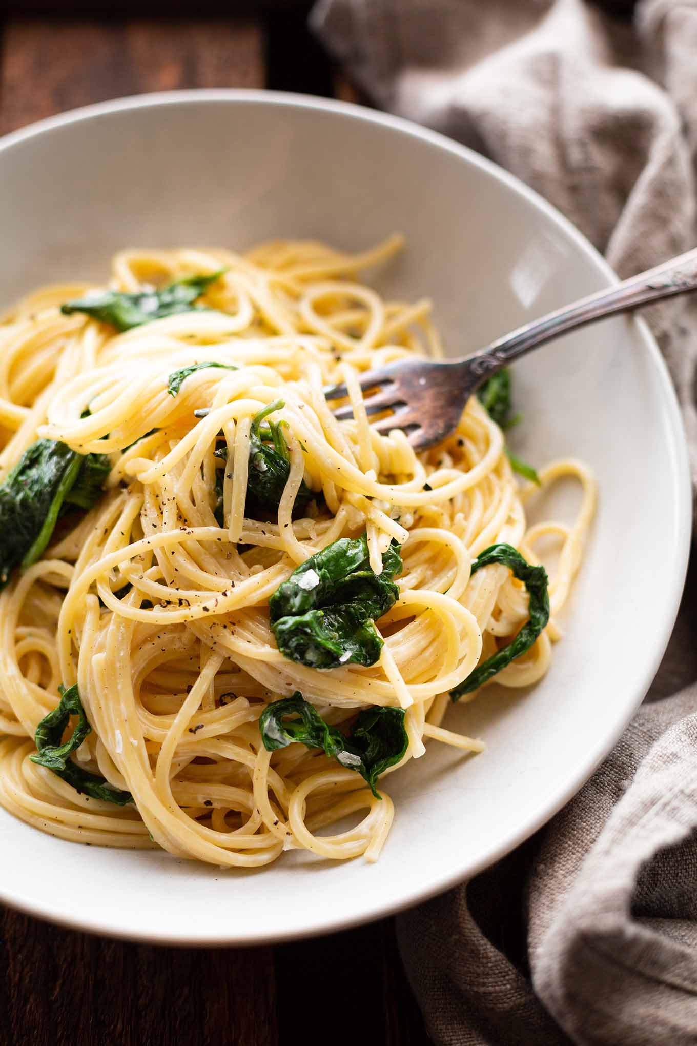 Für super leckere Spaghetti mit Spinat-Frischkäse-Sauce brauchst du nur 5 Zutaten und weniger als 20 Minuten Zeit. Ein perfektes leichtes und schnelles Abendessen für die ganze Familie. Kochkarussell - dein Foodblog für schnelle und einfache Feierabendküche.