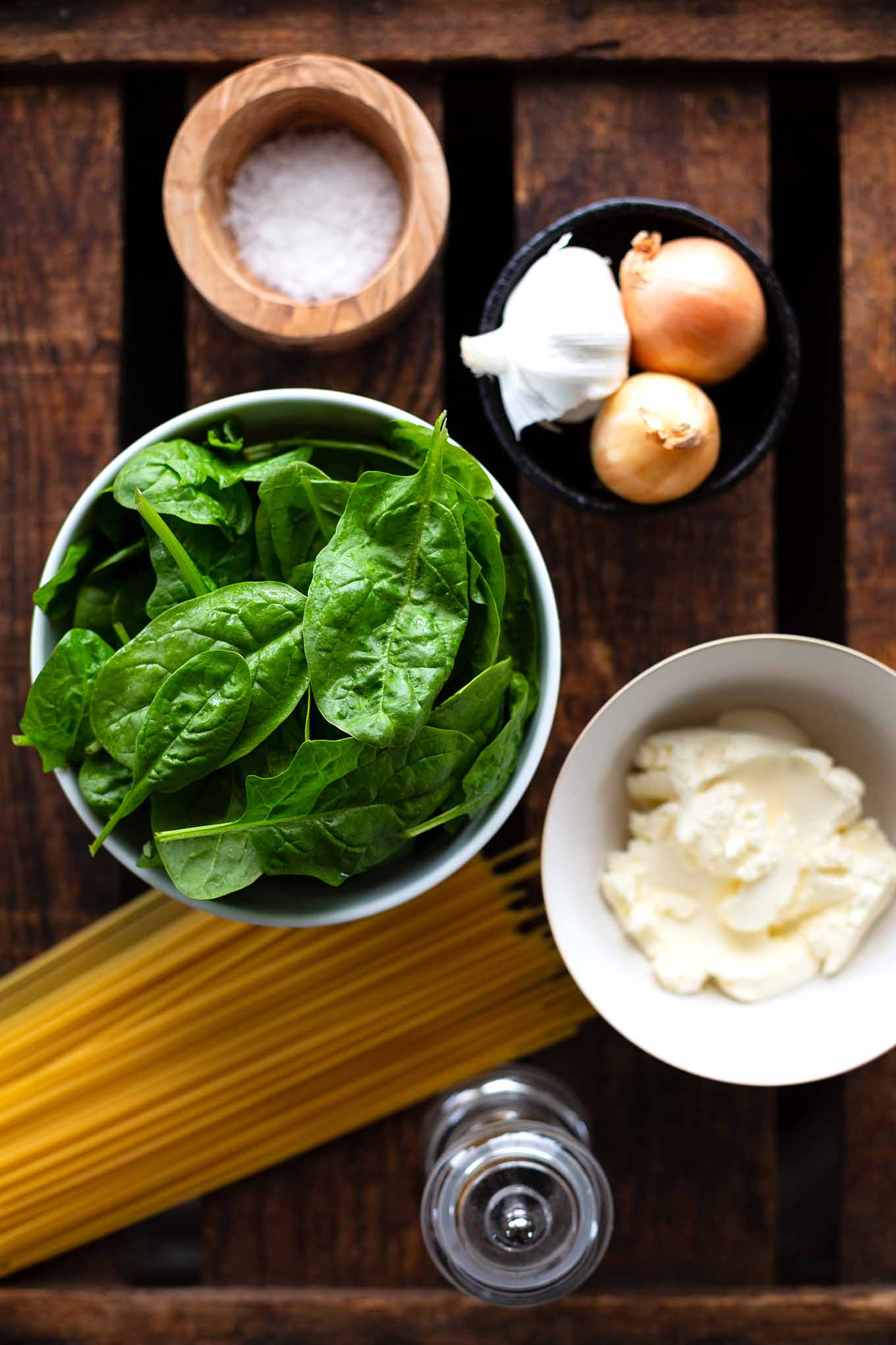 Für super leckere Spaghetti mit Spinat-Frischkäse-Sauce brauchst du nur 5 Zutaten und weniger als 20 Minuten Zeit. Ein perfektes leichtes und schnelles Abendessen für die ganze Familie. Kochkarussell - dein Foodblog für schnelle und einfache Feierabendküche.
