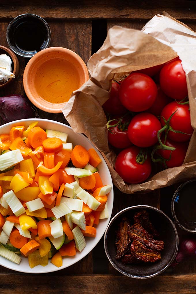 Schnelle und einfache Kinder-Tomatensauce mit extra viel Gemüse. Ein leckeres & gesundes Familienrezept für kleine & große Gemüsemuffel. Extra cremig und die perfekte Tomatensauce für Pizza, Pasta oder auch Hackbällchen. Stressfreie Familienküche, die allen schmeckt. Kochkarussell - dein Foodblog für schnelle und einfache Familienküche.