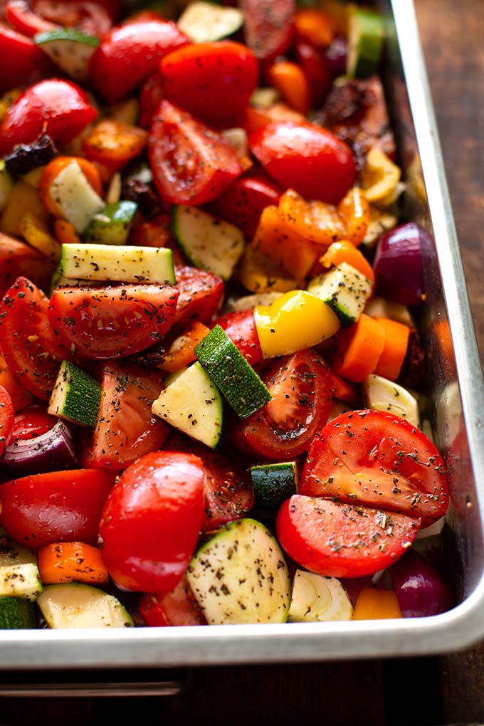 Schnelle und einfache Kinder-Tomatensauce mit extra viel Gemüse. Ein leckeres & gesundes Familienrezept für kleine & große Gemüsemuffel. Extra cremig und die perfekte Tomatensauce für Pizza, Pasta oder auch Hackbällchen. Stressfreie Familienküche, die allen schmeckt. Kochkarussell - dein Foodblog für schnelle und einfache Familienküche.