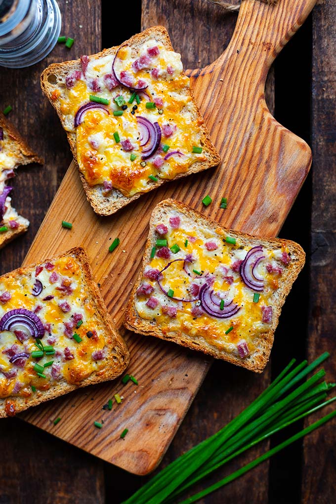 Der Flammkuchen-Toast mit Speck & Zwiebeln ist super lecker, einfach & perfekt für unterwegs. Und ihr braucht nur 5 Zutaten für dieses schnelle Rezept.Kochkarussell - dein Foodblog für schnelle und einfache Feierabendküche.