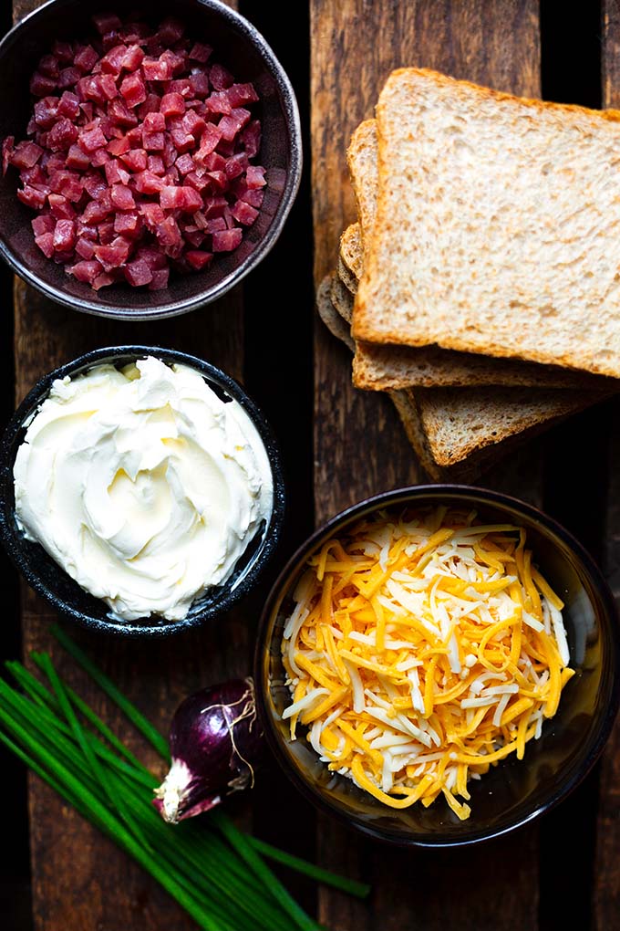 Der Flammkuchen-Toast mit Speck & Zwiebeln ist super lecker, einfach & perfekt für unterwegs. Und ihr braucht nur 5 Zutaten für dieses schnelle Rezept.Kochkarussell - dein Foodblog für schnelle und einfache Feierabendküche.