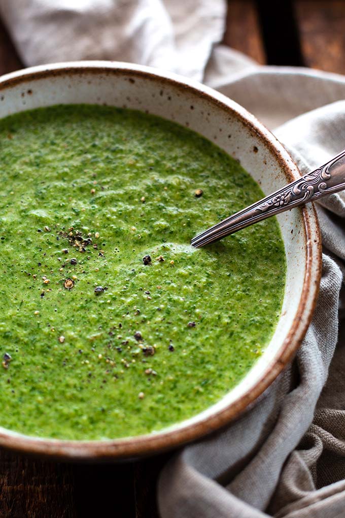 Für diese einfache Spinat-Waldpilz-Suppe brauchst du nur 5 Zutaten und 20 Minuten Zeit. Cremig, sättigend, schnell und SO gut! Kochkarussell - dein Foodblog für schnelle und einfache Rezepte.