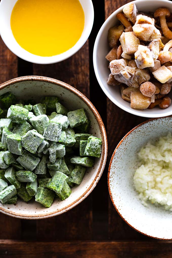 Für diese einfache Spinat-Waldpilz-Suppe brauchst du nur 5 Zutaten und 20 Minuten Zeit. Cremig, sättigend, schnell und SO gut! Kochkarussell - dein Foodblog für schnelle und einfache Rezepte.