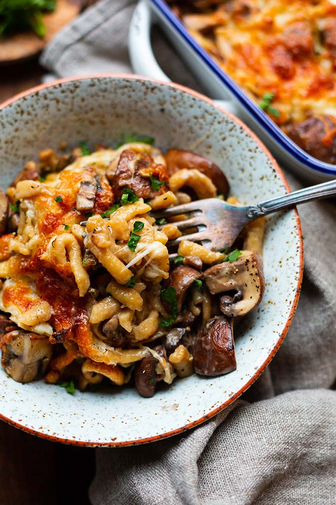 Spätzle-Pilz-Auflauf. Für dieses super einfache Wohlfühlessen braucht ihr nur 5 Zutaten und 10 Minuten Vorbereitungszeit. Den Rest erledigt der Ofen für euch! Ein perfektes Auflaufrezept für die schnelle Küche an kalten und nassen Herbst- und Wintertagen! Schnell zubereitet und super lecker! Kochkarussell - dein Foodblog für schnelle und einfache Feierabendrezepte. 