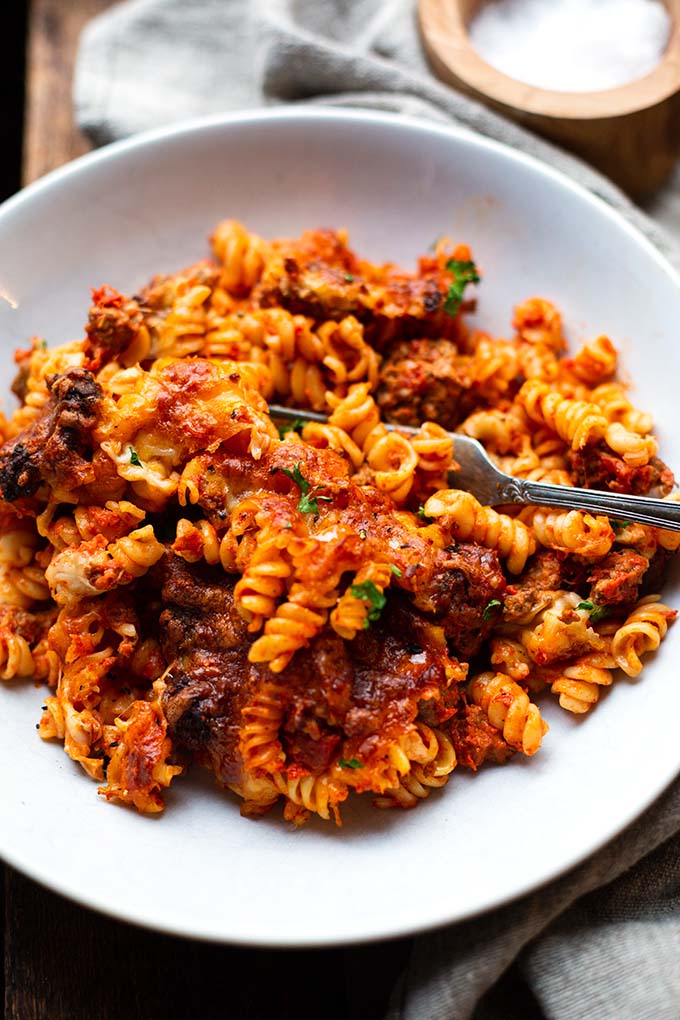 Nudelauflauf mit Hackfleisch. Ein echter Kindheitsklassiker, in nur 15 Minuten vorbereitet, super einfach in der Zubereitung und soo lecker. Ein tolles und gut vorzubereitendes Familienessen, das zudem auch noch Meal Prep geeignet ist. Kochkarussell - dein Foodblog für schnelle und einfache Feierabendküche.
