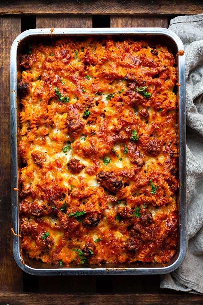Nudelauflauf mit Hackfleisch. Ein echter Kindheitsklassiker, in nur 15 Minuten vorbereitet, super einfach in der Zubereitung und soo lecker. Ein tolles und gut vorzubereitendes Familienessen, das zudem auch noch Meal Prep geeignet ist. Kochkarussell - dein Foodblog für schnelle und einfache Feierabendküche.