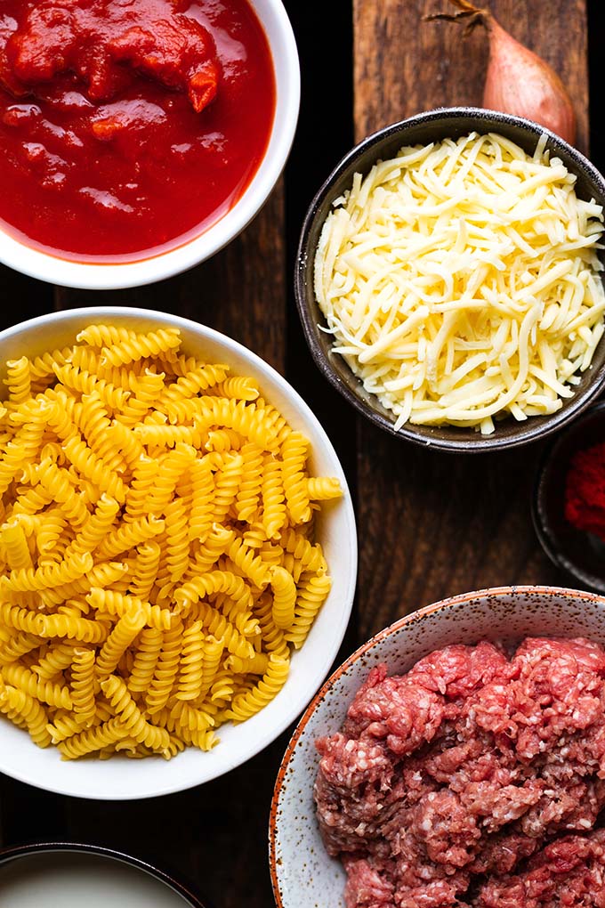 Nudelauflauf mit Hackfleisch. Ein echter Kindheitsklassiker, in nur 15 Minuten vorbereitet, super einfach in der Zubereitung und soo lecker. Ein tolles und gut vorzubereitendes Familienessen, das zudem auch noch Meal Prep geeignet ist. Kochkarussell - dein Foodblog für schnelle und einfache Feierabendküche.