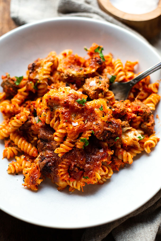 Nudelauflauf mit Hackfleisch. Ein echter Kindheitsklassiker, in nur 15 Minuten vorbereitet, super einfach in der Zubereitung und soo lecker. Ein tolles und gut vorzubereitendes Familienessen, das zudem auch noch Meal Prep geeignet ist. Kochkarussell - dein Foodblog für schnelle und einfache Feierabendküche.