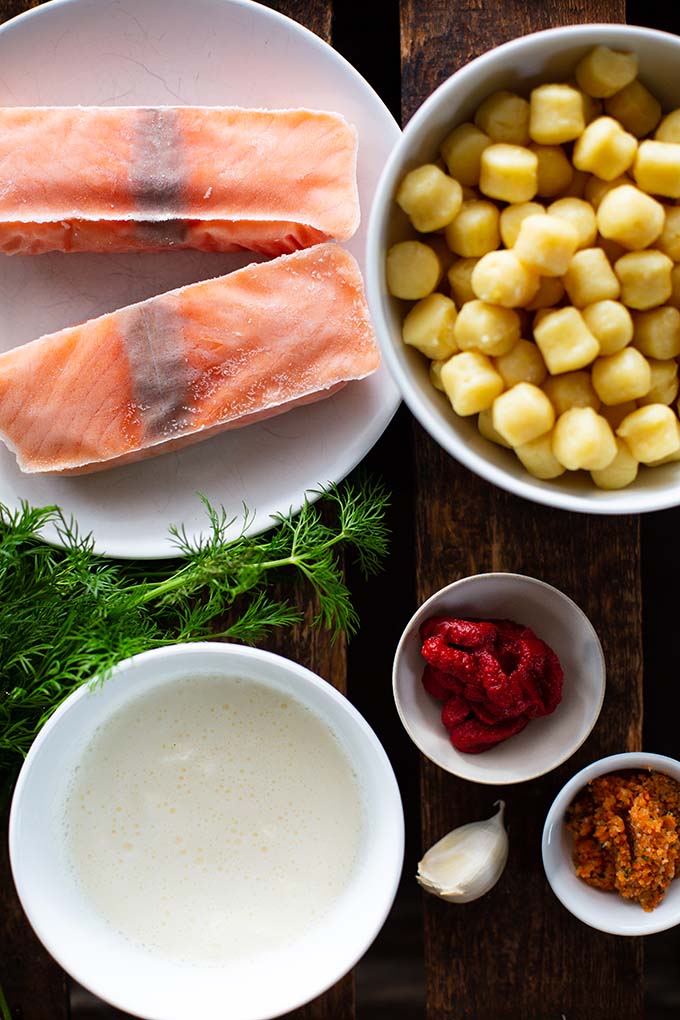 Schnelles Lachs-Sahne-Gratin aus dem Ofen. Einfach mit TK-Lachs, Sahne, Tomatenmark, Dill & Gnocchi in die Auflaufform geben und ab in den Ofen. In unter 30 Minuten wartet ein super leckeres und schnelles Abendessen oder auch Mittagessen auf dem Tisch. Kochkarussell - dein Foodblog für schnelle und einfache Feierabendküche.