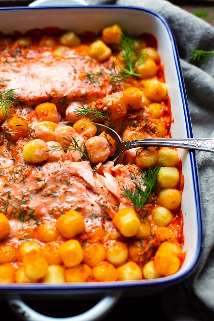 Schnelles Lachs-Sahne-Gratin aus dem Ofen. Einfach mit TK-Lachs, Sahne, Tomatenmark, Dill & Gnocchi in die Auflaufform geben und ab in den Ofen. In unter 30 Minuten wartet ein super leckeres und schnelles Abendessen oder auch Mittagessen auf dem Tisch. Kochkarussell - dein Foodblog für schnelle und einfache Feierabendküche.