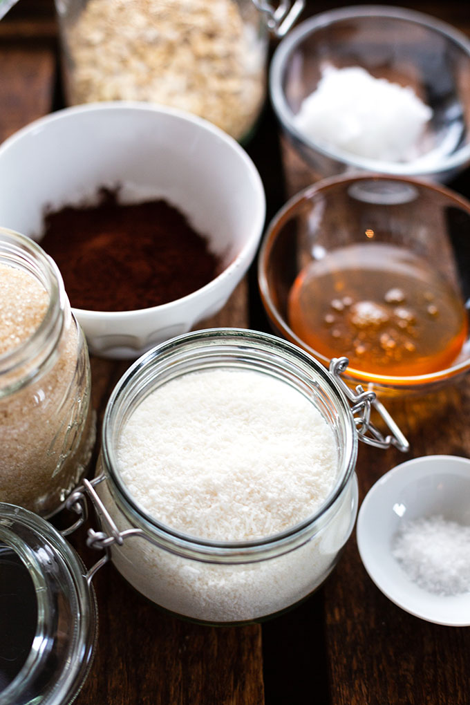 Schoko-Knuspermüsli mit Kokosflocken: Du willst dir Müsli selber machen? Das geht ganz einfach und dazu super schnell: Aus Kakao, Haferflocken, Honig, Kokosflocken und dicke Schokostückchen - dieses Schoko-Knuspermüsli mit Kokosflocken ist super einfach & SO lecker! Kochkarussell - dein Foodblog für schnelle und einfach Rezepte.