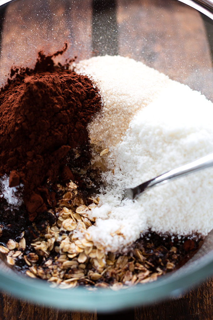 Schoko-Knuspermüsli mit Kokosflocken: Du willst dir Müsli selber machen? Das geht ganz einfach und dazu super schnell: Aus Kakao, Haferflocken, Honig, Kokosflocken und dicke Schokostückchen - dieses Schoko-Knuspermüsli mit Kokosflocken ist super einfach & SO lecker! Kochkarussell - dein Foodblog für schnelle und einfach Rezepte.