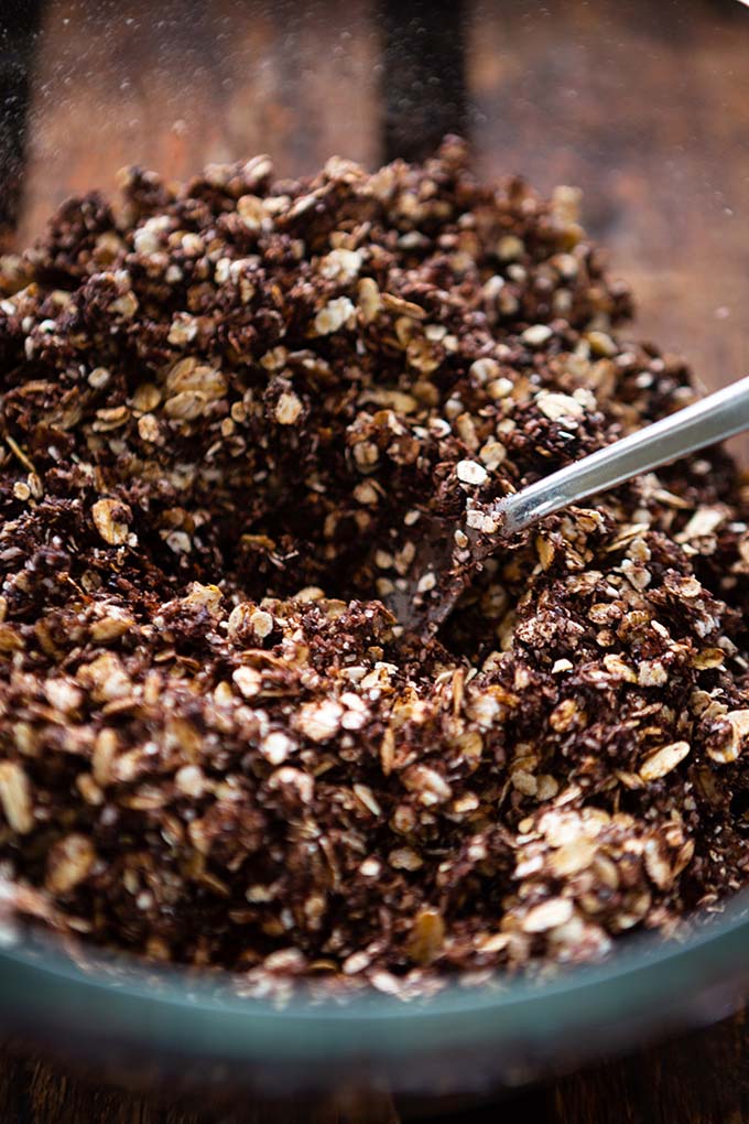 Schoko-Knuspermüsli mit Kokosflocken: Du willst dir Müsli selber machen? Das geht ganz einfach und dazu super schnell: Aus Kakao, Haferflocken, Honig, Kokosflocken und dicke Schokostückchen - dieses Schoko-Knuspermüsli mit Kokosflocken ist super einfach & SO lecker! Kochkarussell - dein Foodblog für schnelle und einfach Rezepte.