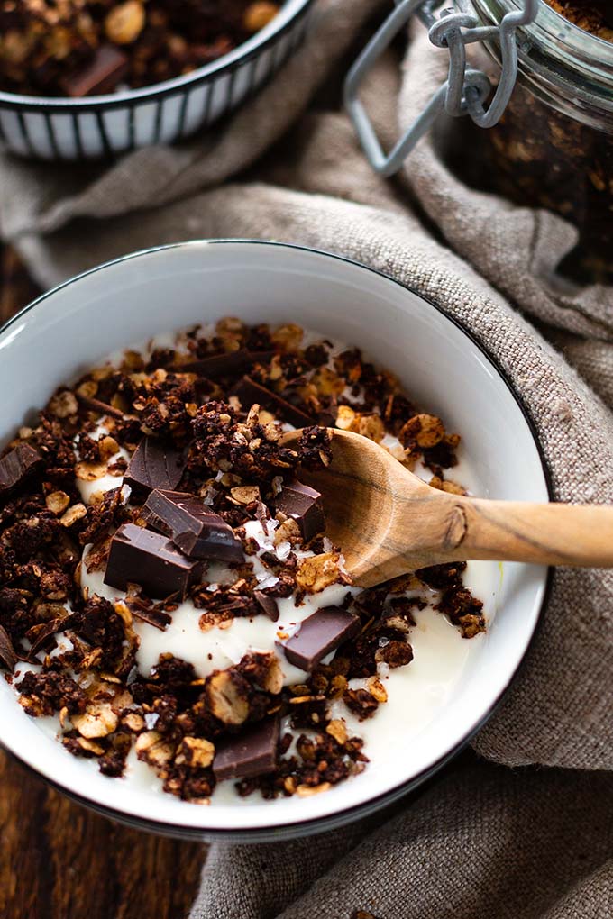 Schoko-Knuspermüsli mit Kokosflocken: Du willst dir Müsli selber machen? Das geht ganz einfach und dazu super schnell: Aus Kakao, Haferflocken, Honig, Kokosflocken und dicke Schokostückchen - dieses Schoko-Knuspermüsli mit Kokosflocken ist super einfach & SO lecker! Kochkarussell - dein Foodblog für schnelle und einfach Rezepte.