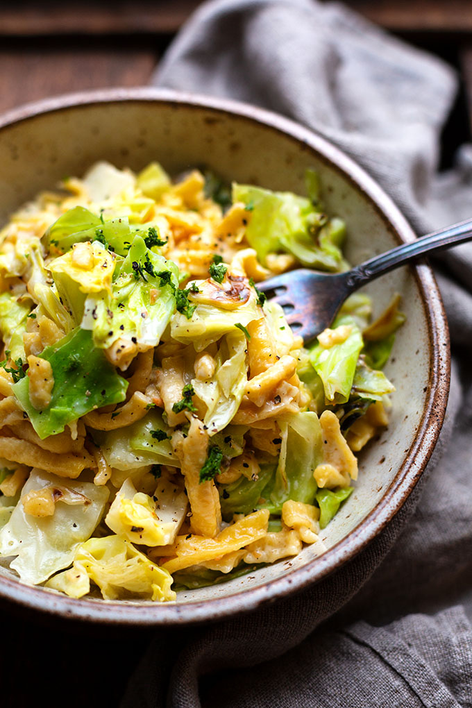 Spätzlepfanne mit Spitzkohl. Diese einfache Spätzlepfanne ist vegetarisch, herrlich cremig und SO lecker! Ein schnelles Wohlfühlessen mit Gemüse aus nur 5 Zutaten! Diese schnelle Rezept ist perfekt fürs Kochen am Abend. Kochkarussell - dein Foodblog für schnelle und einfache Feierabendküche.