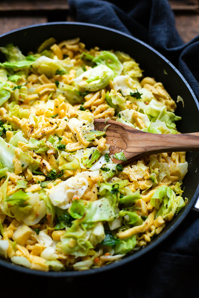 Spätzlepfanne mit Spitzkohl. Diese einfache Spätzlepfanne ist vegetarisch, herrlich cremig und SO lecker! Ein schnelles Wohlfühlessen mit Gemüse aus nur 5 Zutaten! Diese schnelle Rezept ist perfekt fürs Kochen am Abend. Kochkarussell - dein Foodblog für schnelle und einfache Feierabendküche.