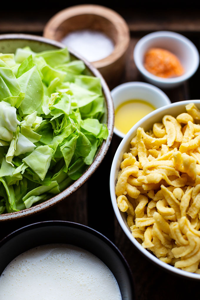 Spätzlepfanne mit Spitzkohl. Diese einfache Spätzlepfanne ist vegetarisch, herrlich cremig und SO lecker! Ein schnelles Wohlfühlessen mit Gemüse aus nur 5 Zutaten! Diese schnelle Rezept ist perfekt fürs Kochen am Abend. Kochkarussell - dein Foodblog für schnelle und einfache Feierabendküche.